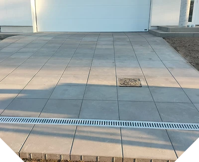 Równo ułożona nawierzchnia z betonowej kostki brukowej z odprowadzeniem liniowym