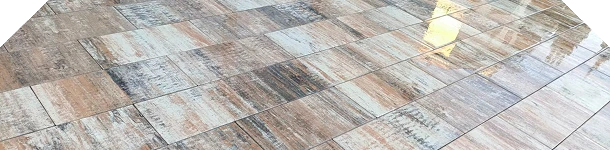 Płyty tarasowe ułożone w geometryczny wzór w odcieniach beżu i szarości