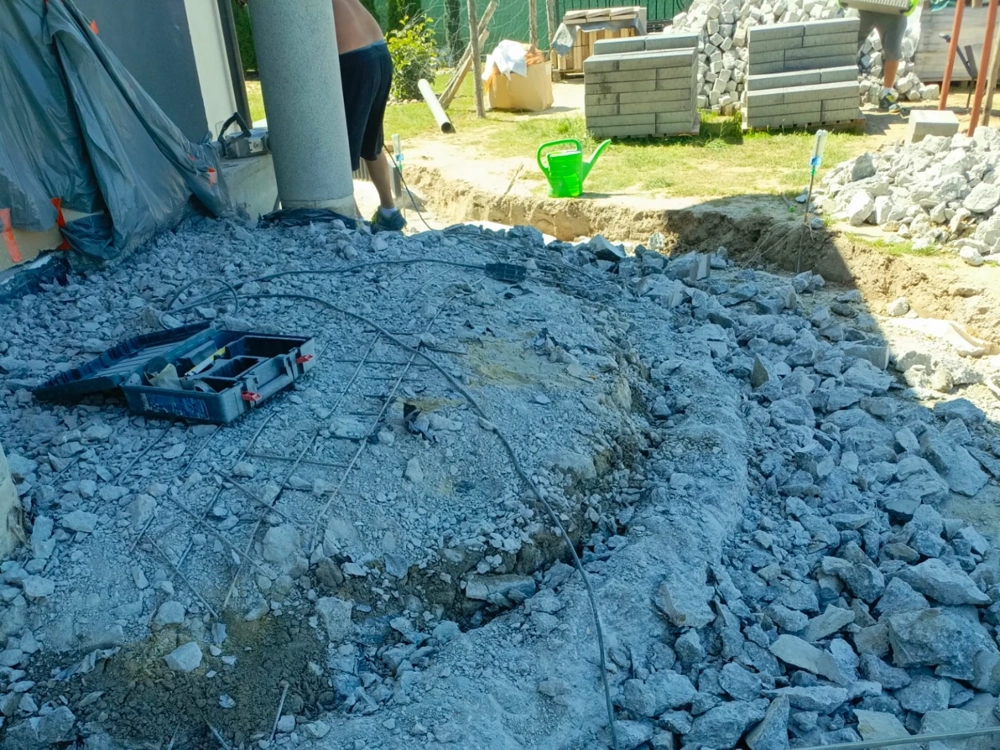 Rozbiórki nawierzchni betonowej z gruzem i narzędziami brukarskimi