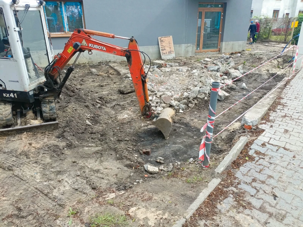 Usługi minikoparką przy wykopach i niwelacji terenu przed domem