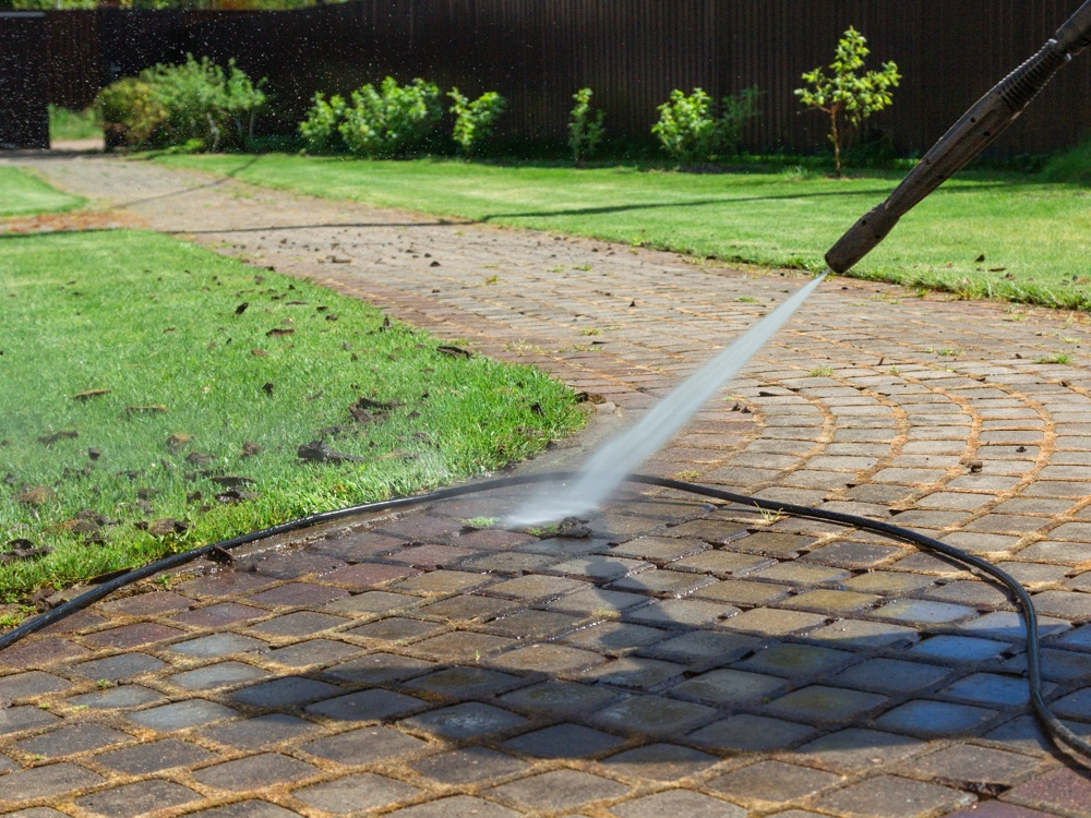 Czyszczenie kostki brukowej myjką ciśnieniową na podjeździe