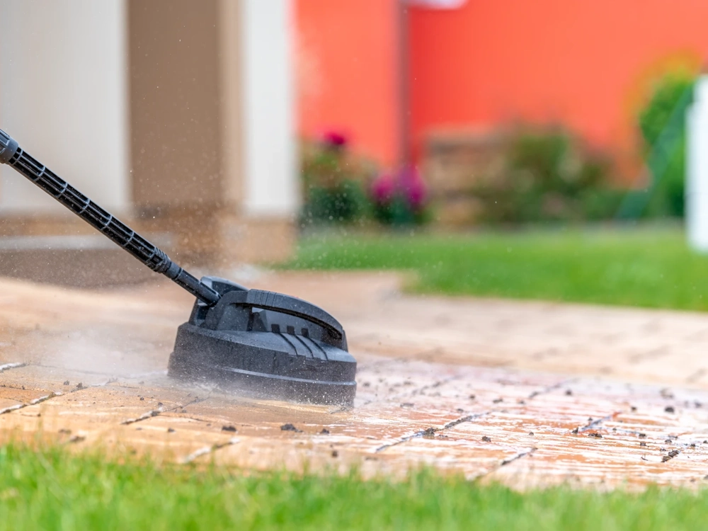 Czyszczenie kostki brukowej rotacyjną końcówką myjki ciśnieniowej