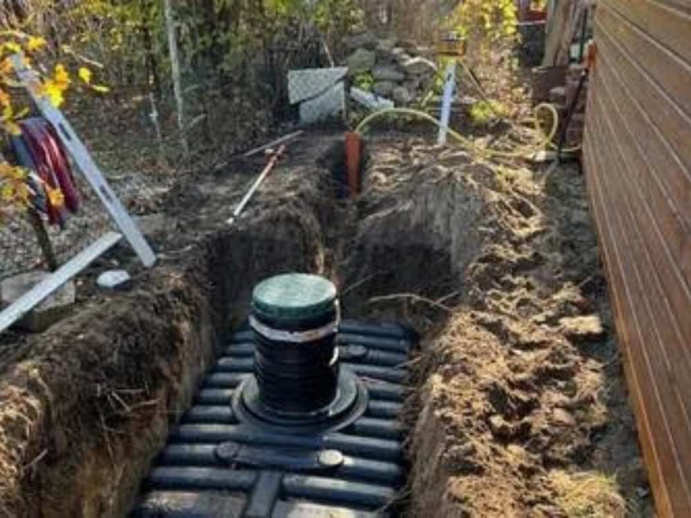 Montaż zbiornika na deszczówkę z modułami infiltracyjnymi w wykopie