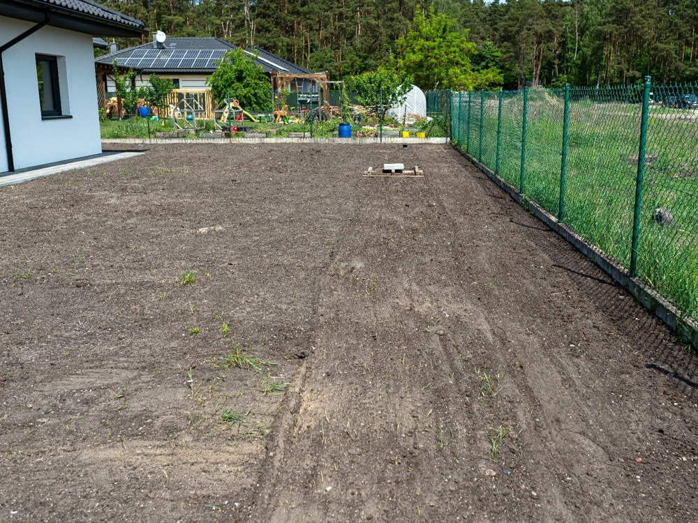 Niwelacja terenu pod przyszłe układanie kostki wokół domu