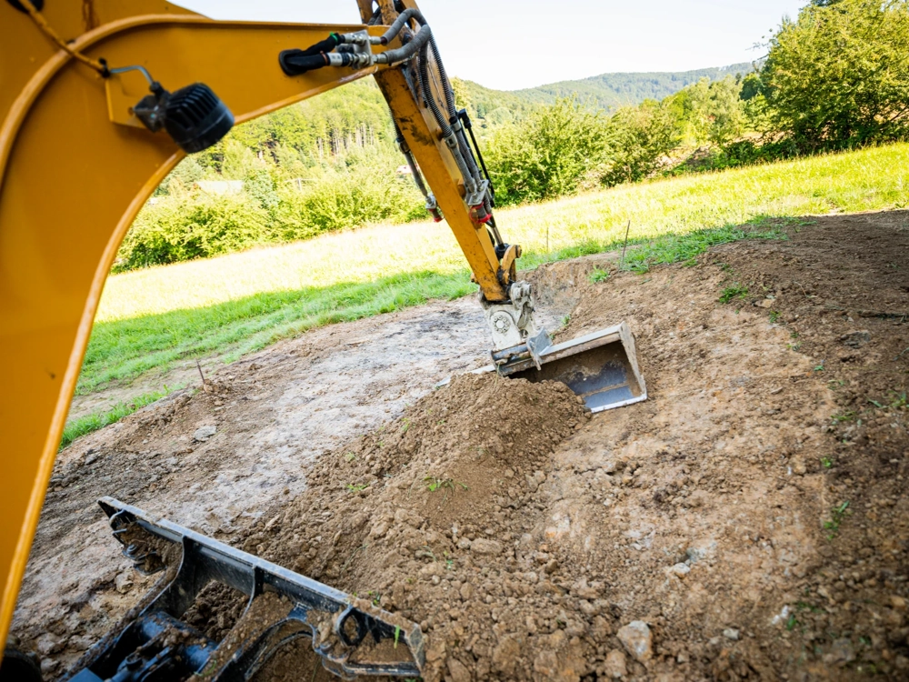 Usługi minikoparką – minikoparka kopie i przenosi ziemię na wyrównywanym terenie